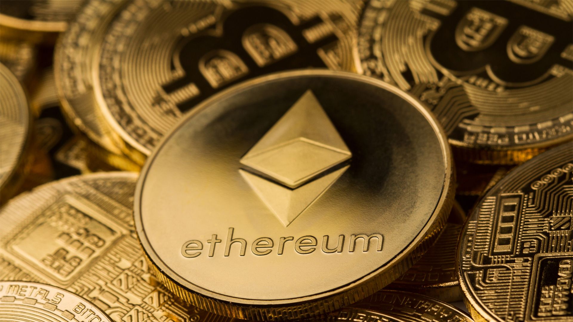 Ethereum slaví 8. výročie, zatiaľ čo Bitcoin ťaží 800-tisíci blok