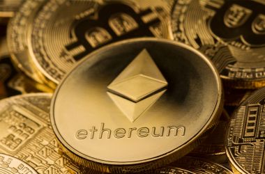 Ethereum slaví 8. výročie, zatiaľ čo Bitcoin ťaží 800-tisíci blok